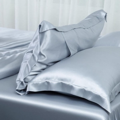 Por qué deberías dormir con una funda de almohada de satén
